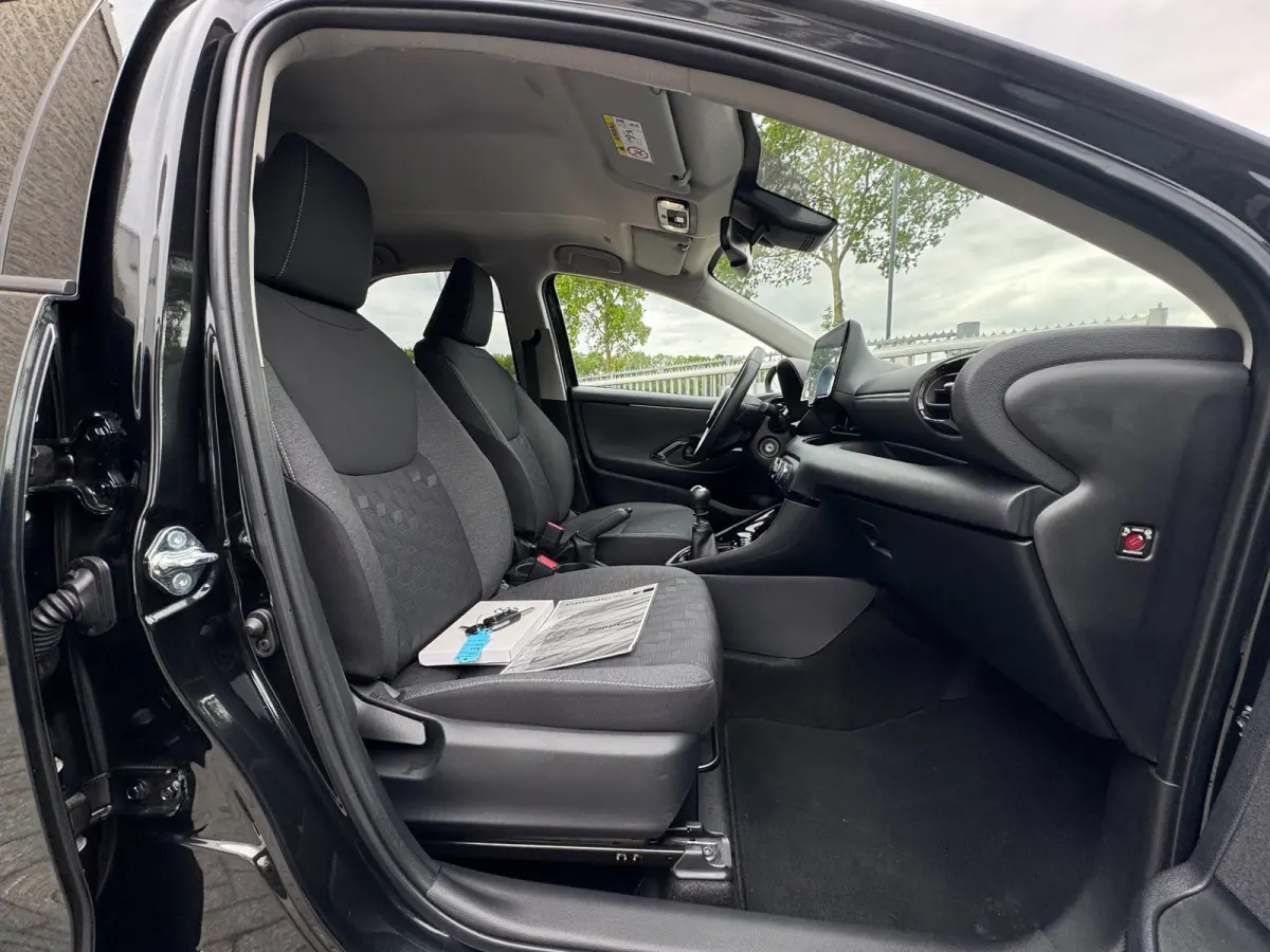 1.5 VVT-i First Edition LED / CARPLAY / STOELVERW. / CAMERA / LANE ASSIST / CRUISE CONTROL / DEALER OND.