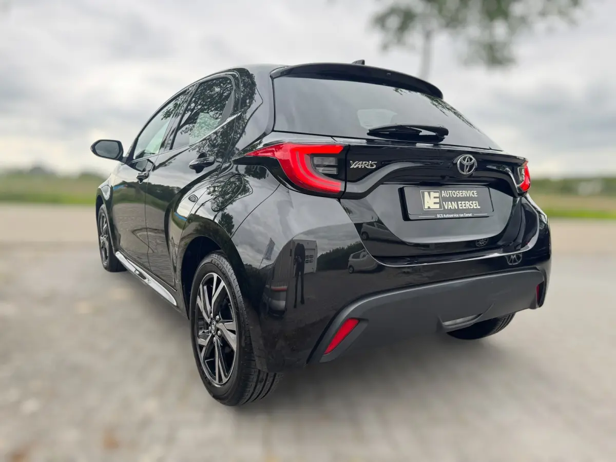 1.5 VVT-i First Edition LED / CARPLAY / STOELVERW. / CAMERA / LANE ASSIST / CRUISE CONTROL / DEALER OND.