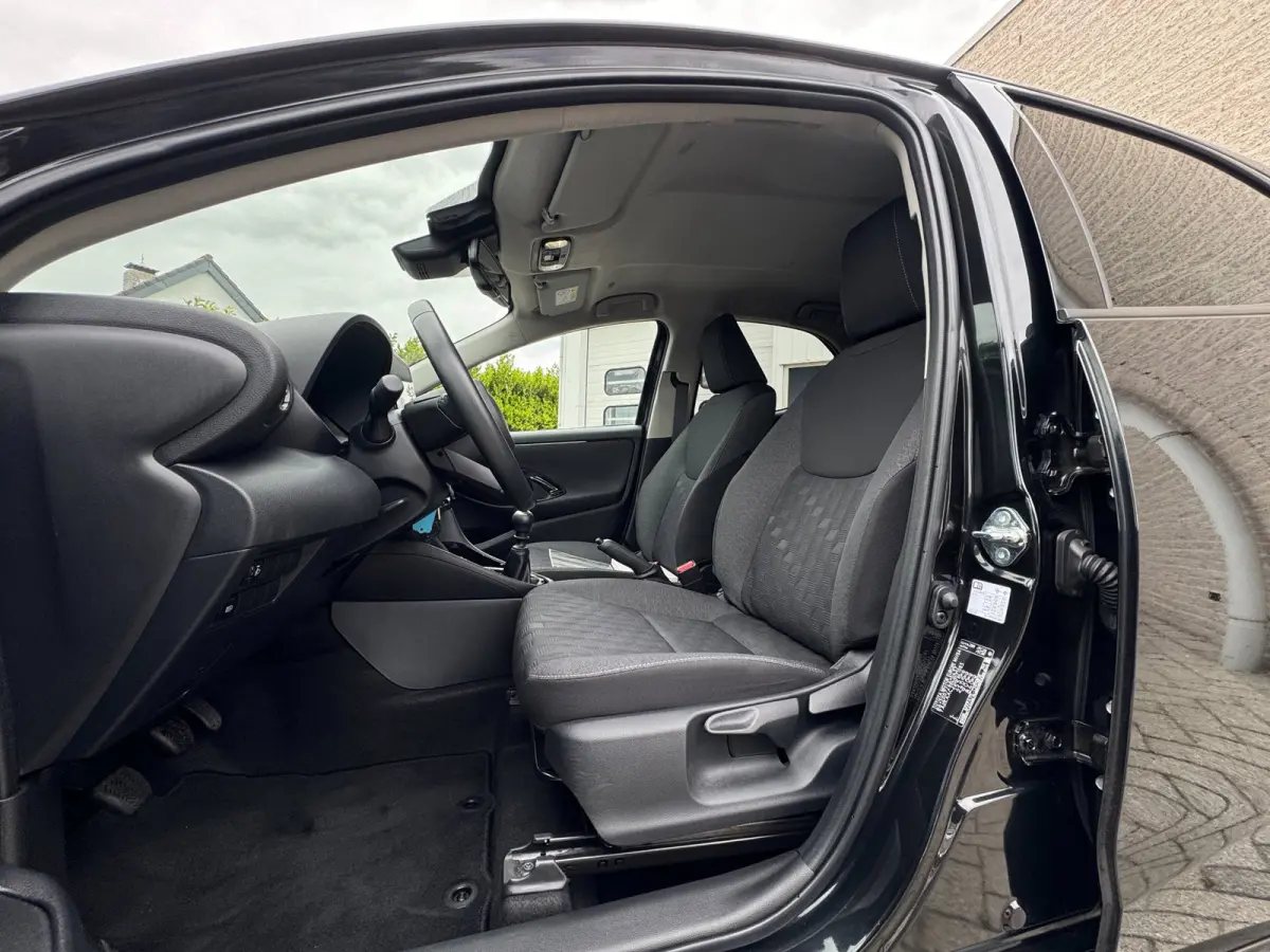 1.5 VVT-i First Edition LED / CARPLAY / STOELVERW. / CAMERA / LANE ASSIST / CRUISE CONTROL / DEALER OND.