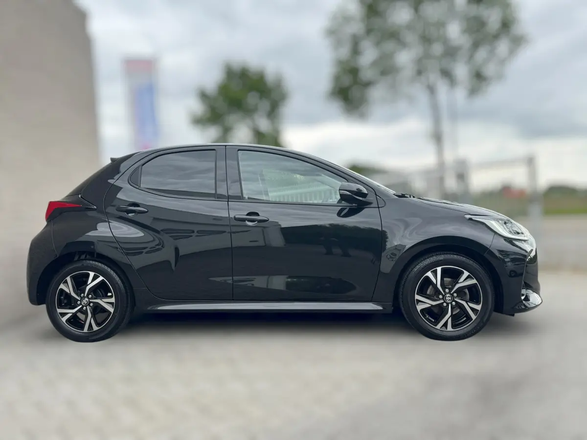 1.5 VVT-i First Edition LED / CARPLAY / STOELVERW. / CAMERA / LANE ASSIST / CRUISE CONTROL / DEALER OND.