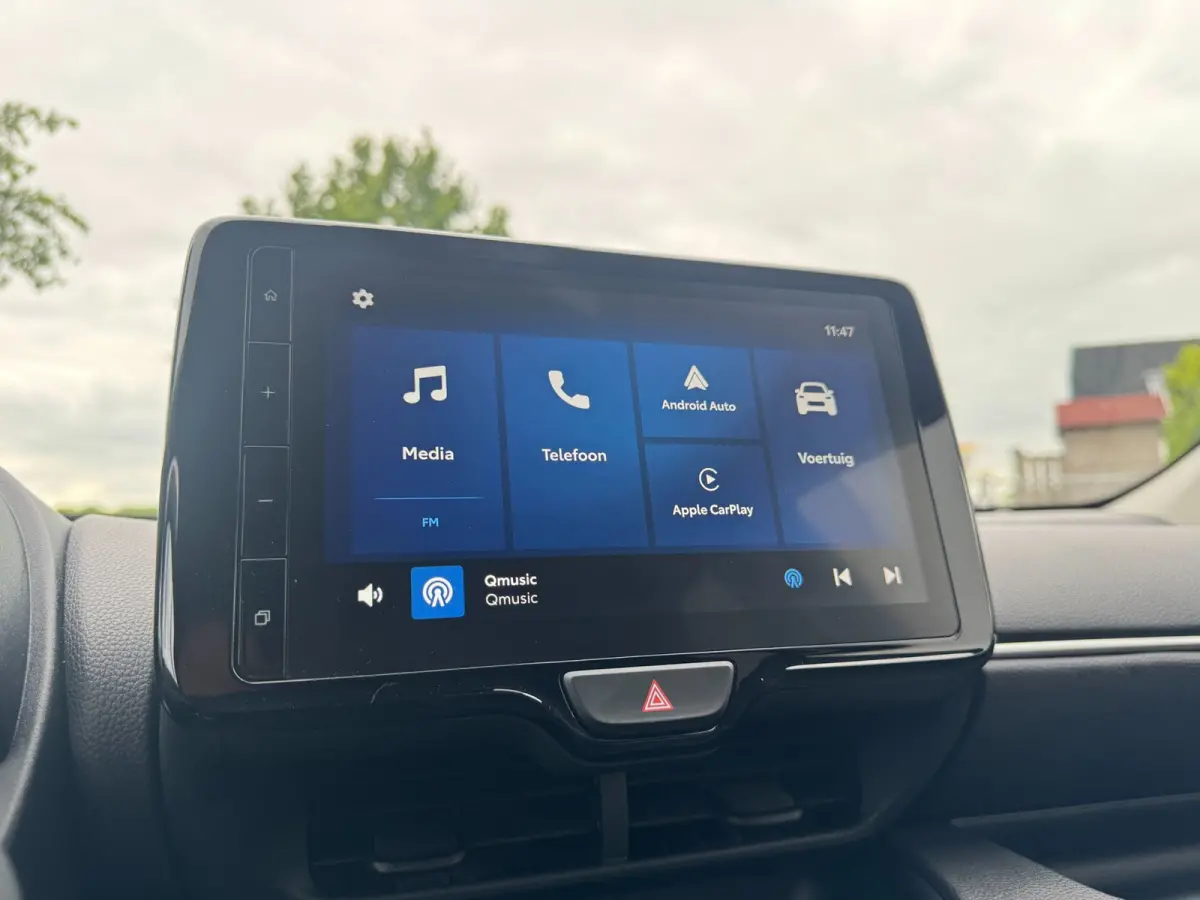 1.5 VVT-i First Edition LED / CARPLAY / STOELVERW. / CAMERA / LANE ASSIST / CRUISE CONTROL / DEALER OND.