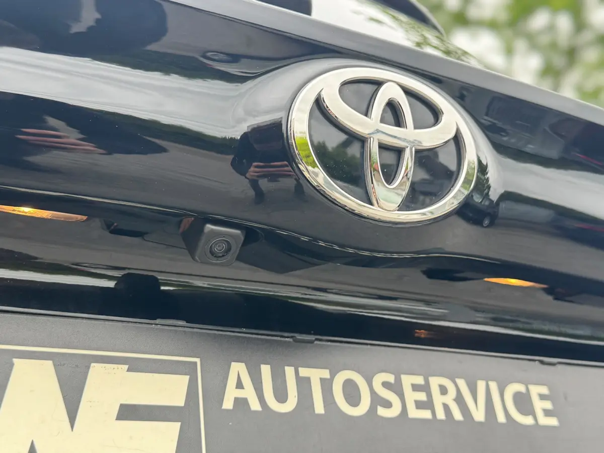 1.5 VVT-i First Edition LED / CARPLAY / STOELVERW. / CAMERA / LANE ASSIST / CRUISE CONTROL / DEALER OND.