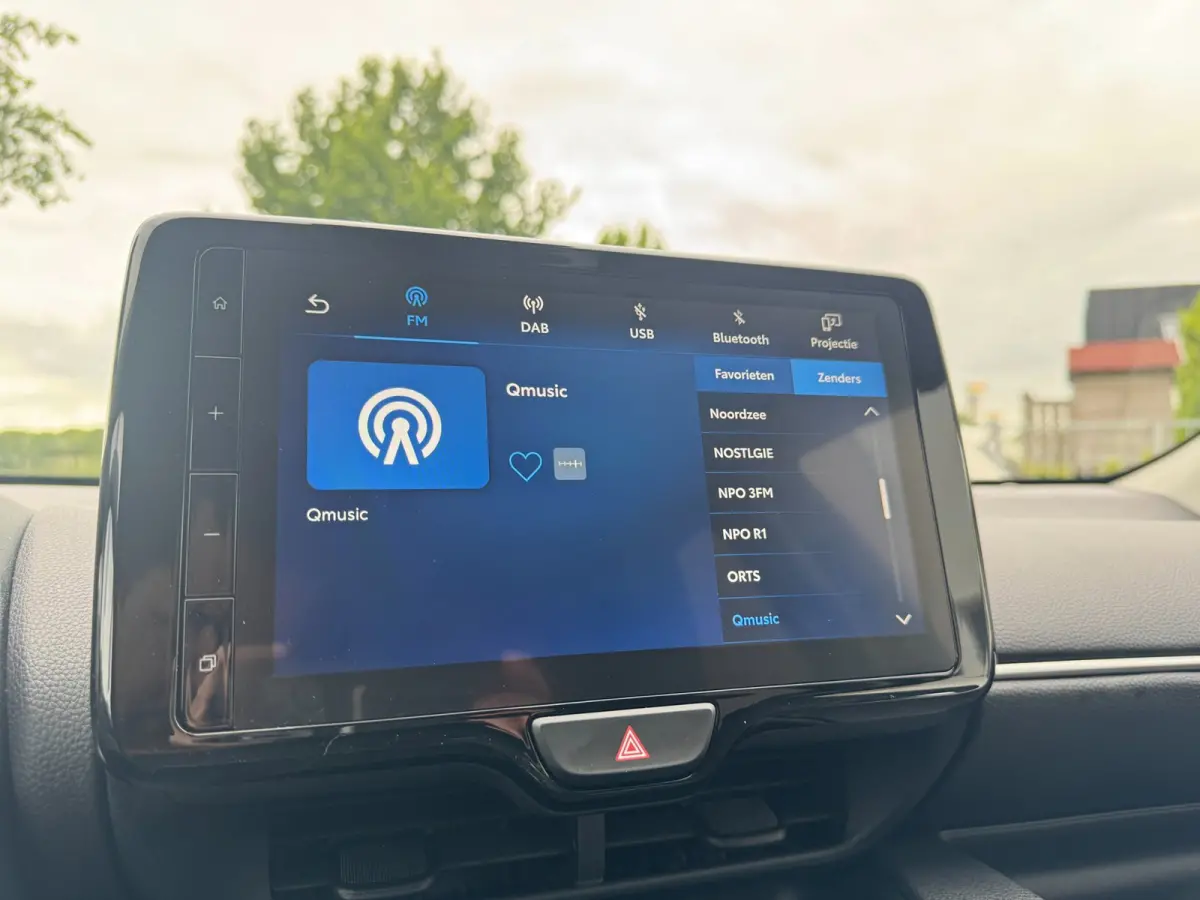 1.5 VVT-i First Edition LED / CARPLAY / STOELVERW. / CAMERA / LANE ASSIST / CRUISE CONTROL / DEALER OND.