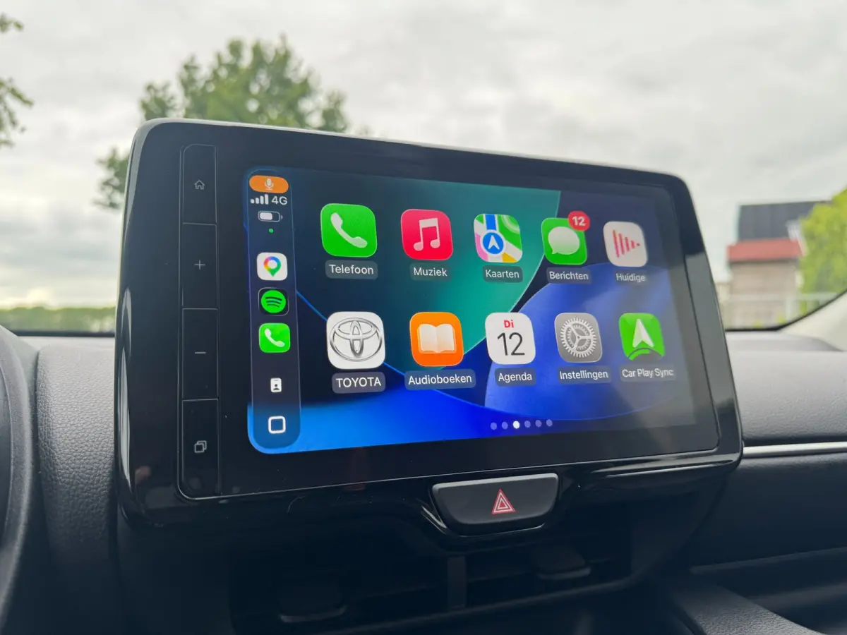 1.5 VVT-i First Edition LED / CARPLAY / STOELVERW. / CAMERA / LANE ASSIST / CRUISE CONTROL / DEALER OND.