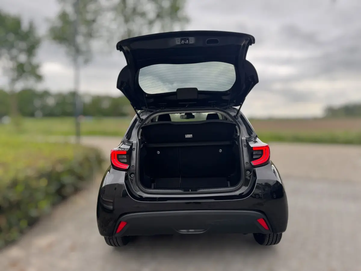 1.5 VVT-i First Edition LED / CARPLAY / STOELVERW. / CAMERA / LANE ASSIST / CRUISE CONTROL / DEALER OND.