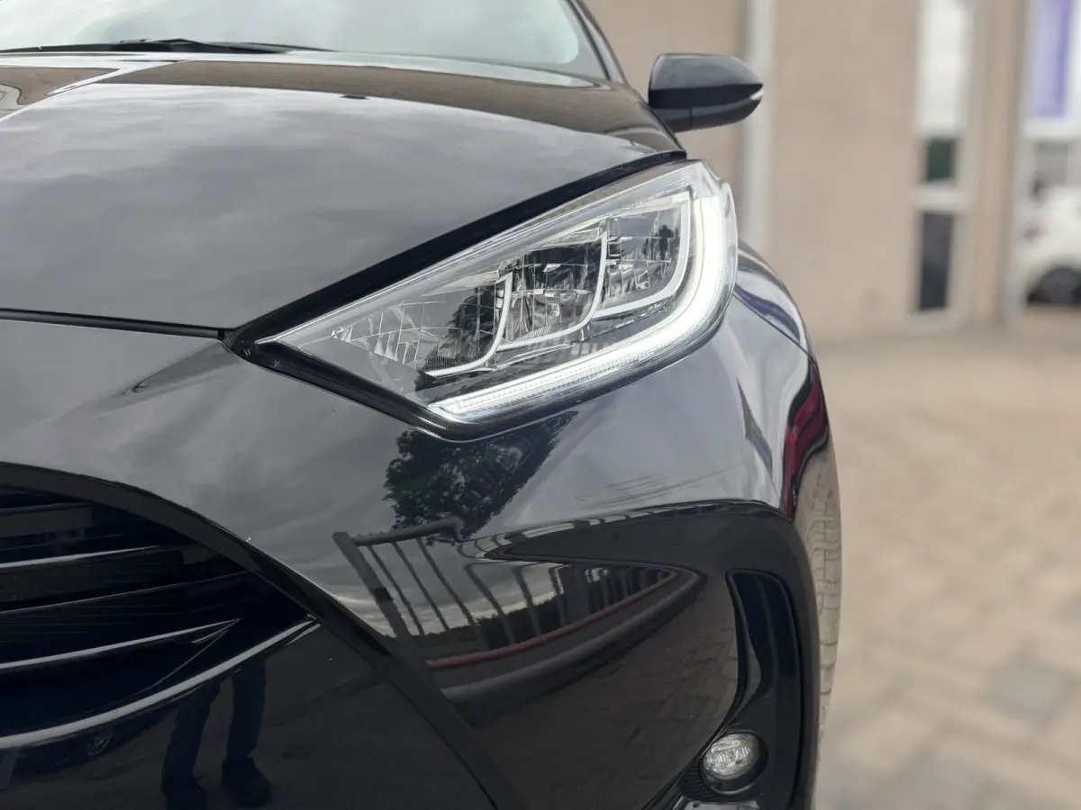 1.5 VVT-i First Edition LED / CARPLAY / STOELVERW. / CAMERA / LANE ASSIST / CRUISE CONTROL / DEALER OND.