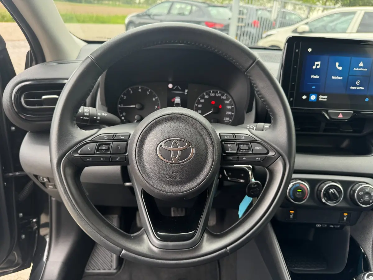 1.5 VVT-i First Edition LED / CARPLAY / STOELVERW. / CAMERA / LANE ASSIST / CRUISE CONTROL / DEALER OND.
