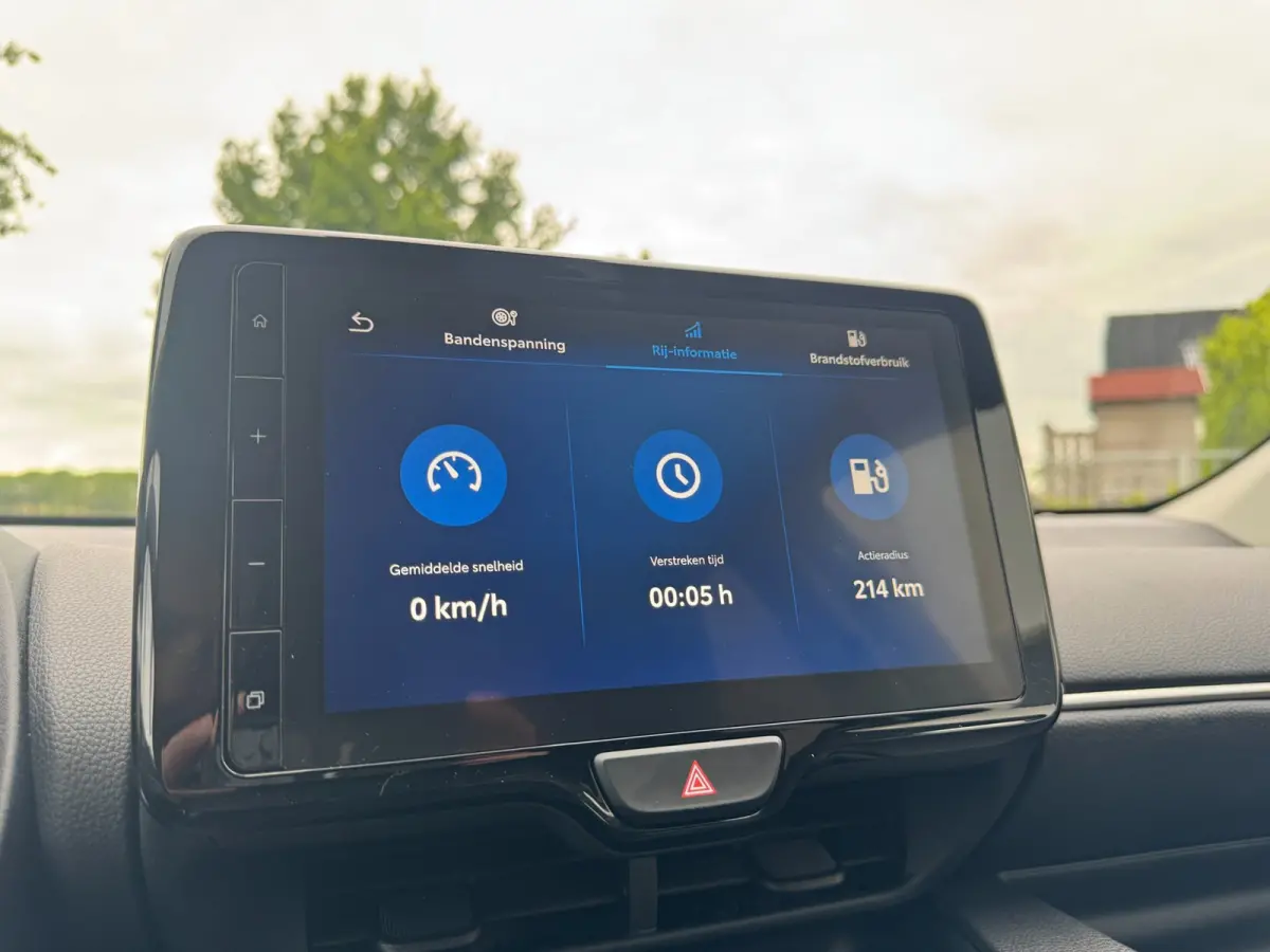 1.5 VVT-i First Edition LED / CARPLAY / STOELVERW. / CAMERA / LANE ASSIST / CRUISE CONTROL / DEALER OND.