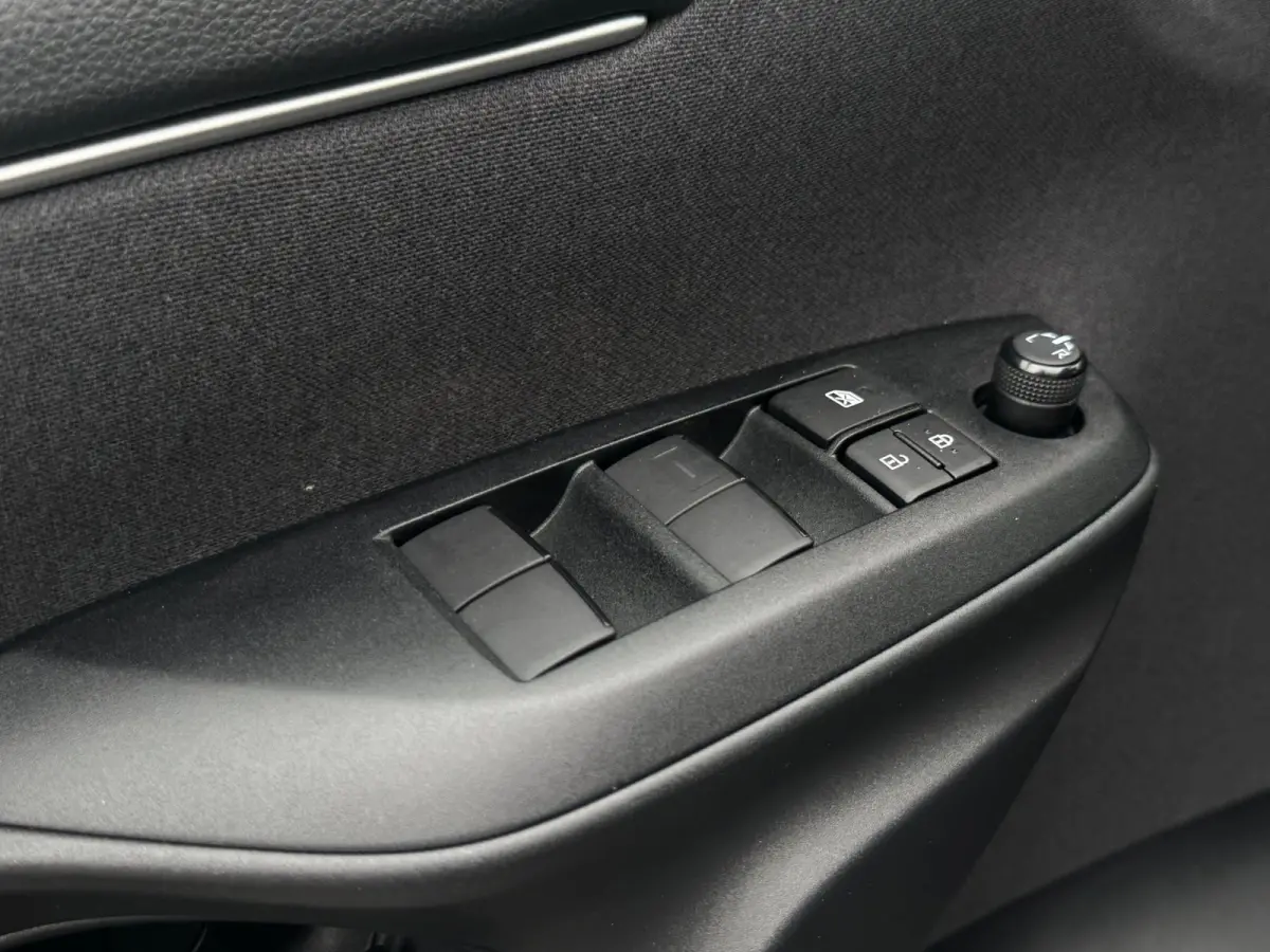 1.5 VVT-i First Edition LED / CARPLAY / STOELVERW. / CAMERA / LANE ASSIST / CRUISE CONTROL / DEALER OND.