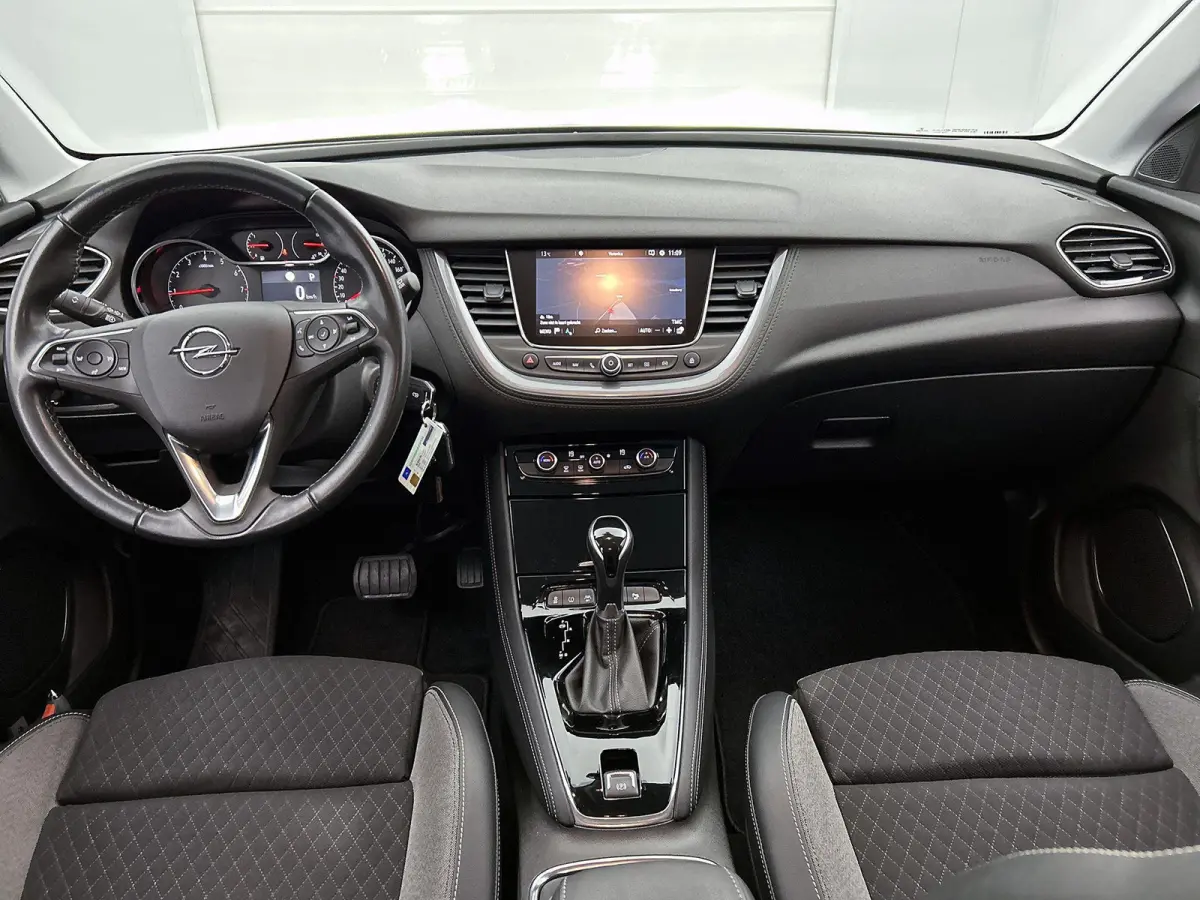 Elegance 1.2 130pk Automaat | Trekhaak | Navigatie | Climate Control | Cruise Control | Camera | 17"LMV | Dodehoekdetectie | LED | Apple Carplay/Android Auto |