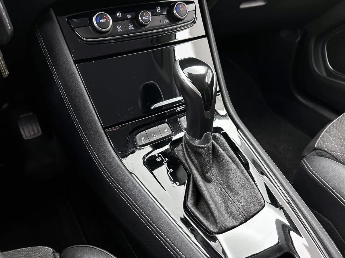 Elegance 1.2 130pk Automaat | Trekhaak | Navigatie | Climate Control | Cruise Control | Camera | 17"LMV | Dodehoekdetectie | LED | Apple Carplay/Android Auto |