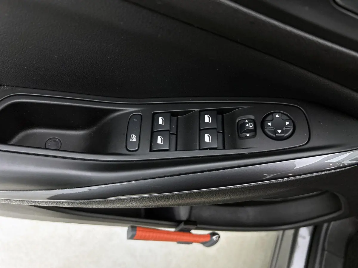 Elegance 1.2 130pk Automaat | Trekhaak | Navigatie | Climate Control | Cruise Control | Camera | 17"LMV | Dodehoekdetectie | LED | Apple Carplay/Android Auto |