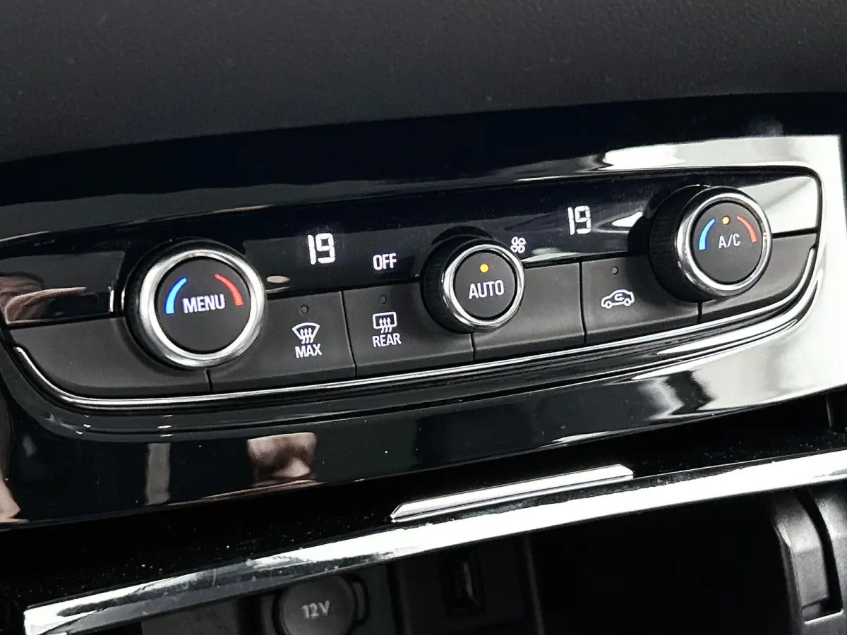 Elegance 1.2 130pk Automaat | Trekhaak | Navigatie | Climate Control | Cruise Control | Camera | 17"LMV | Dodehoekdetectie | LED | Apple Carplay/Android Auto |