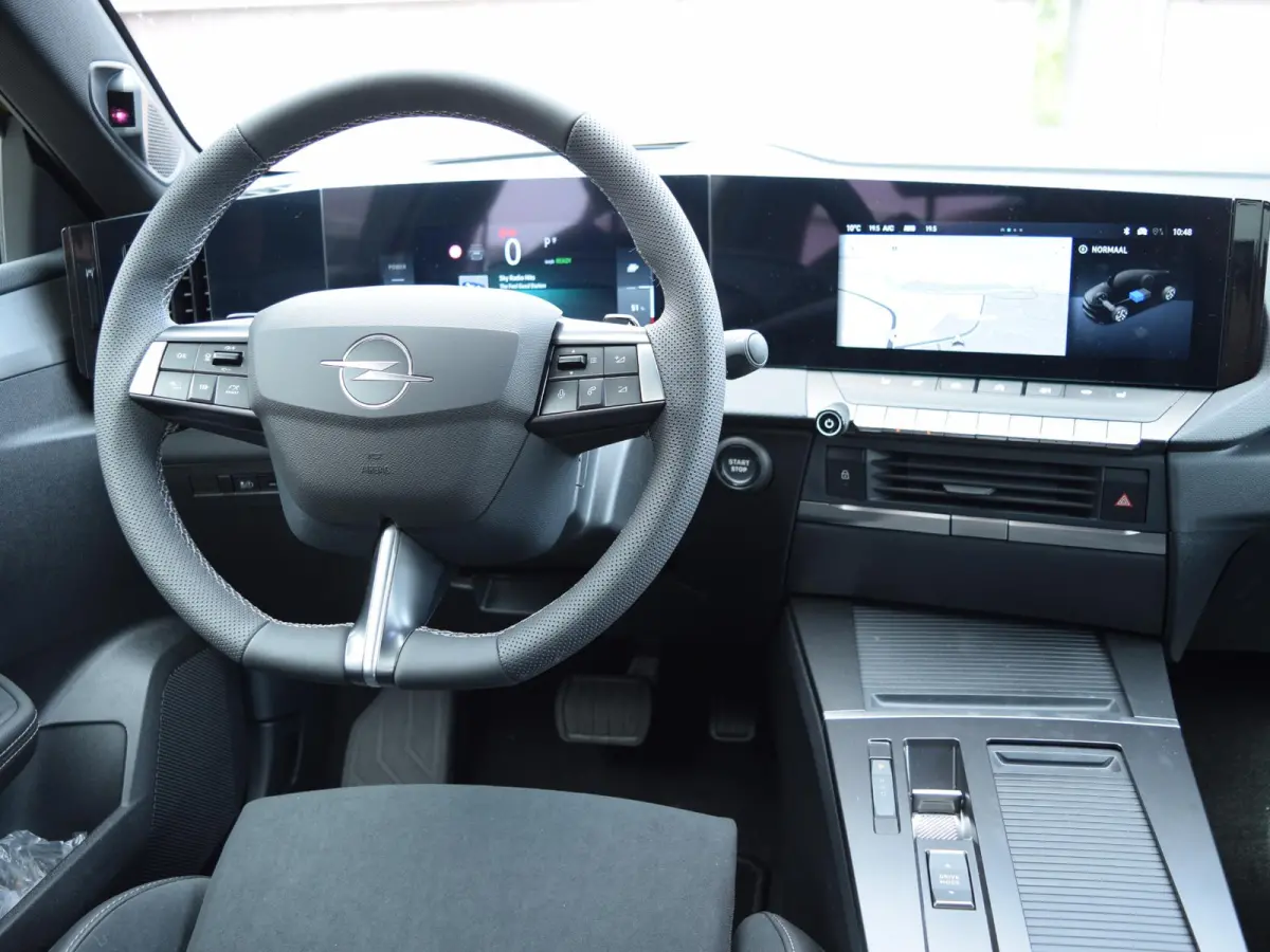 58 kWh Ultimate | Schuif / kanteldak | Alcantara bekleding | LED Intellilux verlichting | Parkeersensoren met camera |