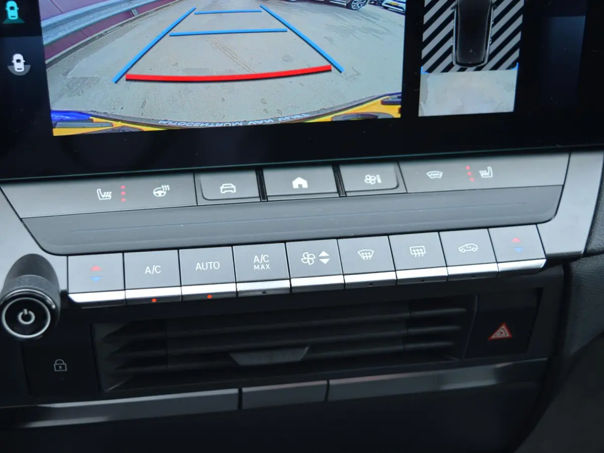 58 kWh Ultimate | Schuif / kanteldak | Alcantara bekleding | LED Intellilux verlichting | Parkeersensoren met camera |