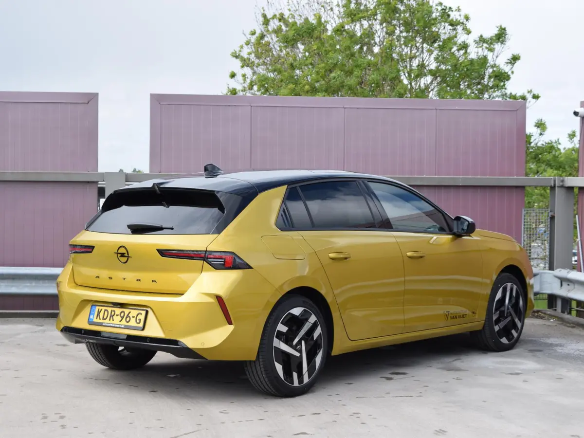 58 kWh Ultimate | Schuif / kanteldak | Alcantara bekleding | LED Intellilux verlichting | Parkeersensoren met camera |