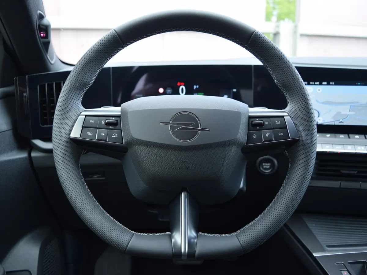 58 kWh Ultimate | Schuif / kanteldak | Alcantara bekleding | LED Intellilux verlichting | Parkeersensoren met camera |
