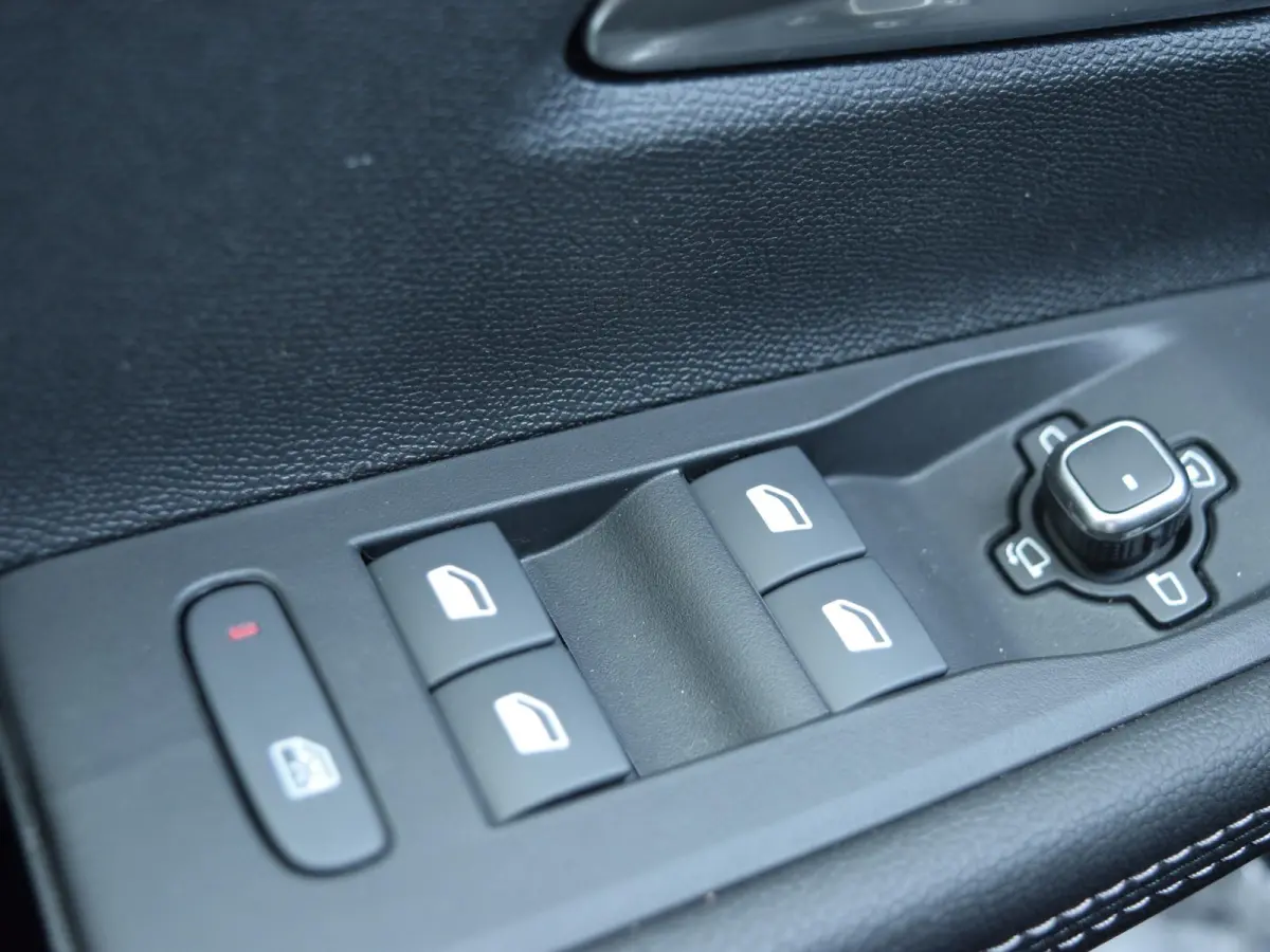 58 kWh Ultimate | Schuif / kanteldak | Alcantara bekleding | LED Intellilux verlichting | Parkeersensoren met camera |
