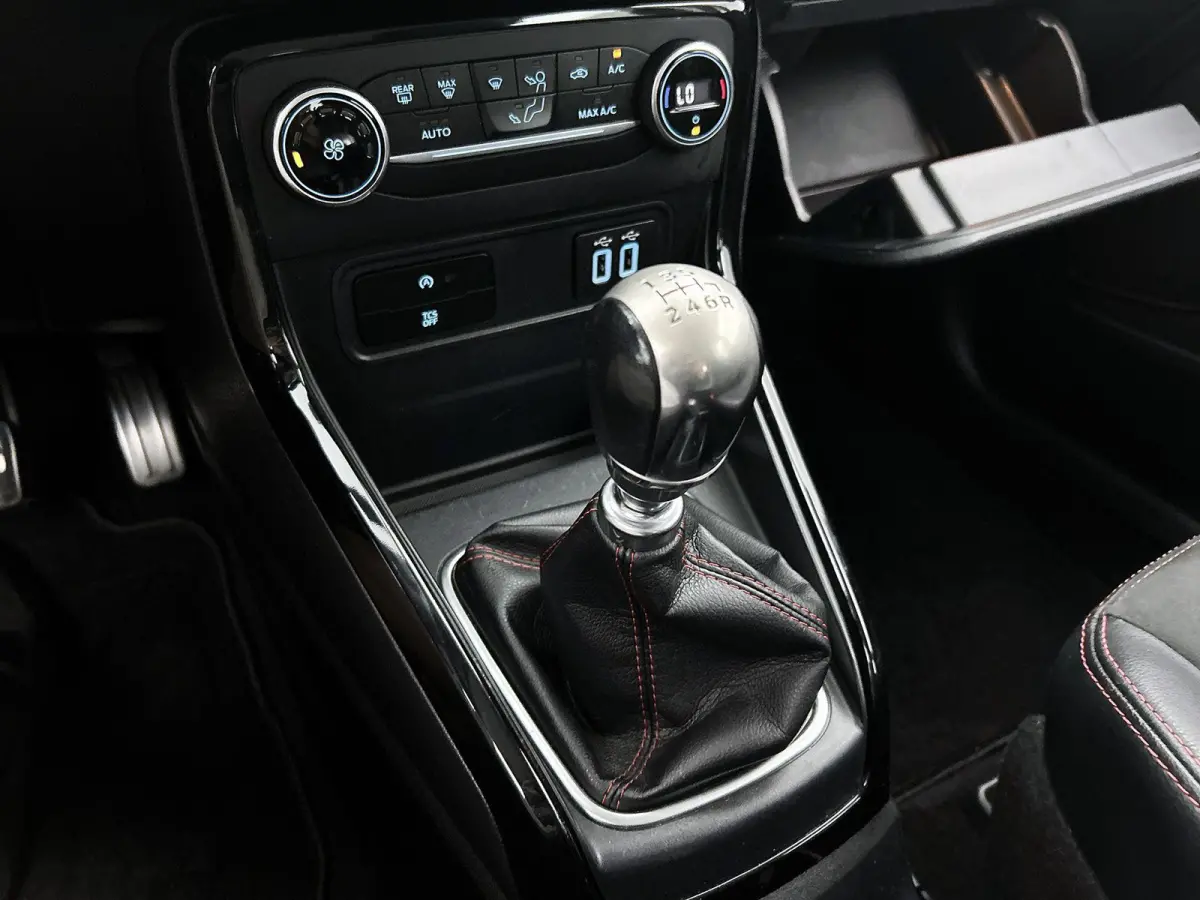 1.0 EcoBoost ST-Line | Trekhaak afneembaar | Navi | Apple CarPlay/Android Auto | Parkeersensoren | Clima | Cruise Control