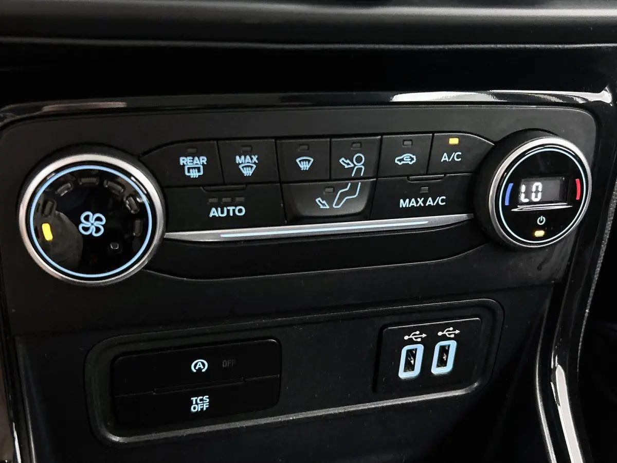 1.0 EcoBoost ST-Line | Trekhaak afneembaar | Navi | Apple CarPlay/Android Auto | Parkeersensoren | Clima | Cruise Control