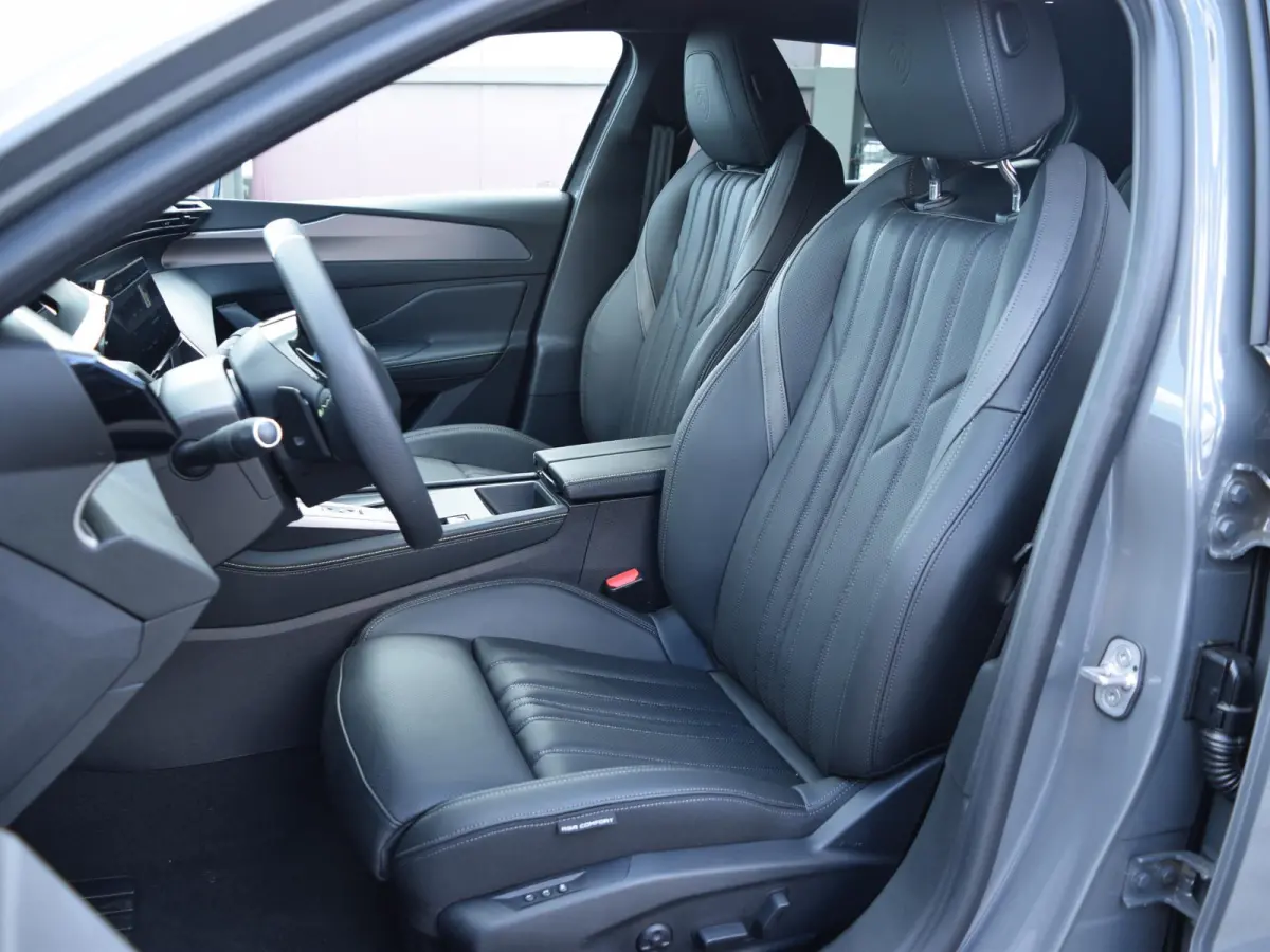 1.6 GT Exclusive Plug-In Hybrid 240 | SCHUIF / KANTELDAK | 20" L.M.V. | LEDEREN BEKLEDING | STOELVERWARMING | NIEUWE MODEL!