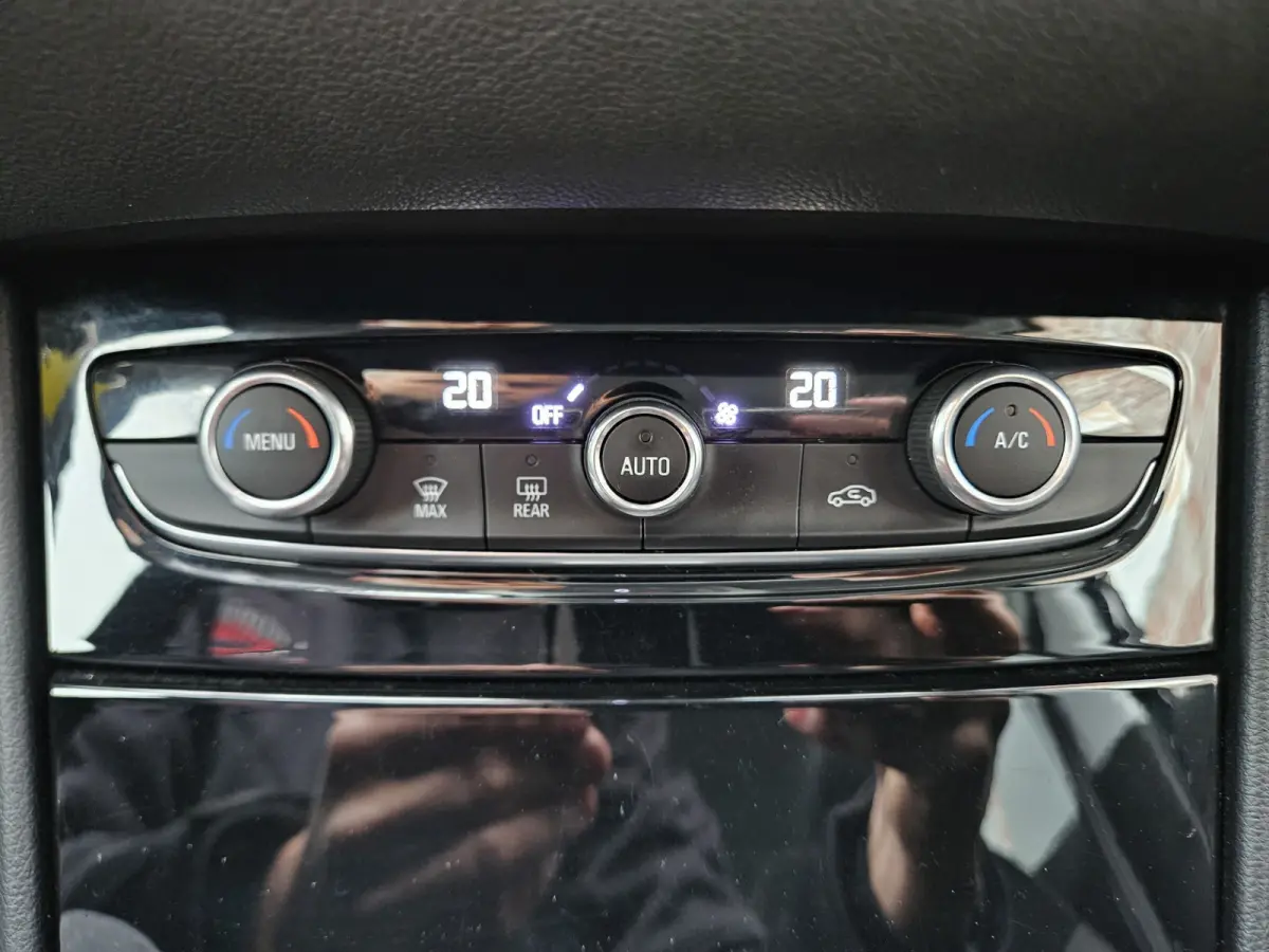 1.2 Turbo Business + Lage Kilometerstand/NAP! Carplay! Camera! Dealer Onderhouden!