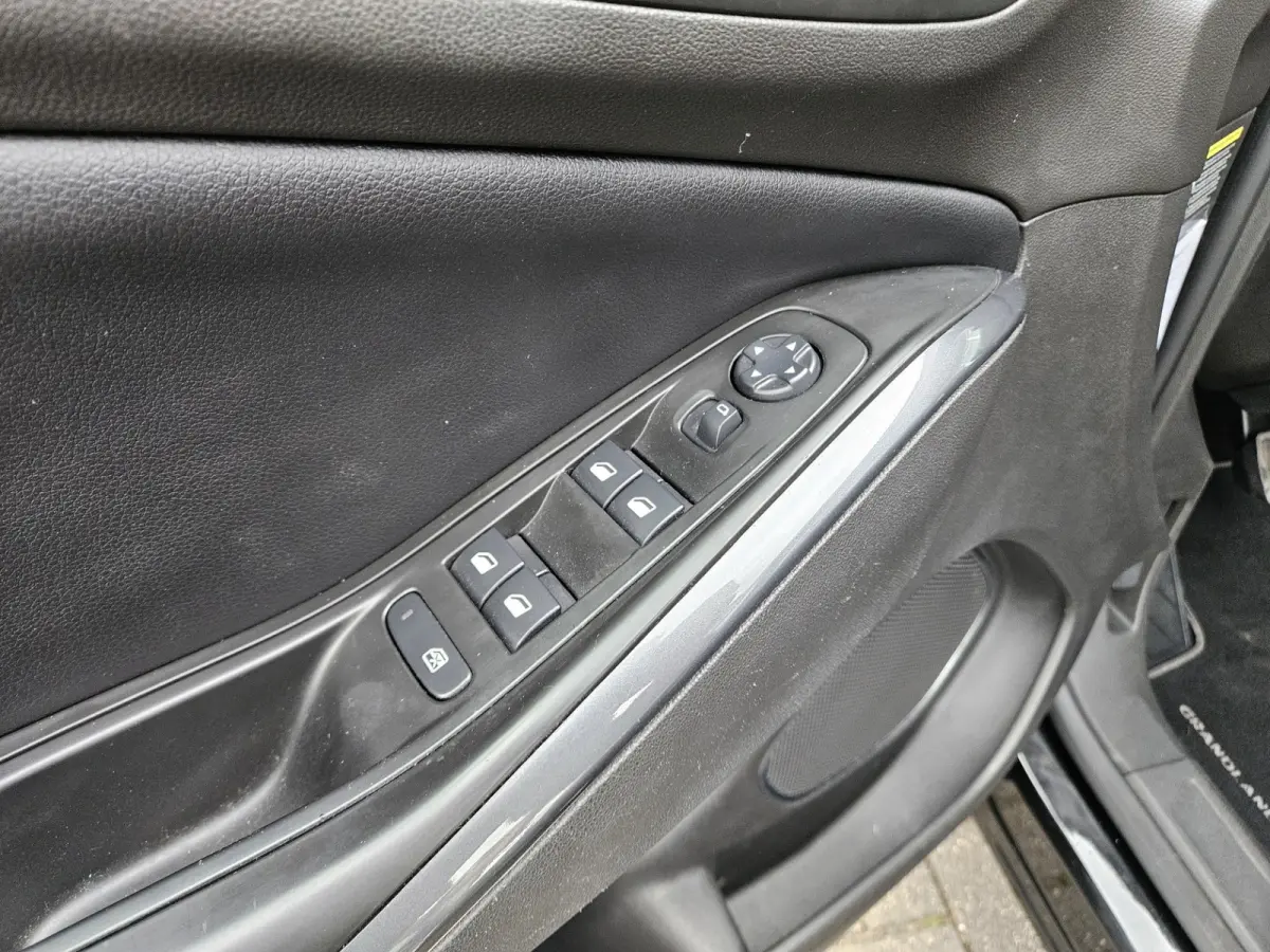 1.2 Turbo Business + Lage Kilometerstand/NAP! Carplay! Camera! Dealer Onderhouden!