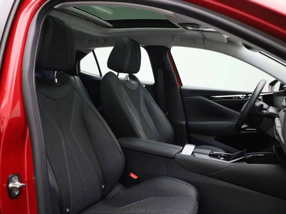 1.2 PureTech Trocadero | PANORAMADAK | NAVIGATIE | HALF LEDER | HEAD UP DISPLAY | ACHTERUITRIJCAMERA |