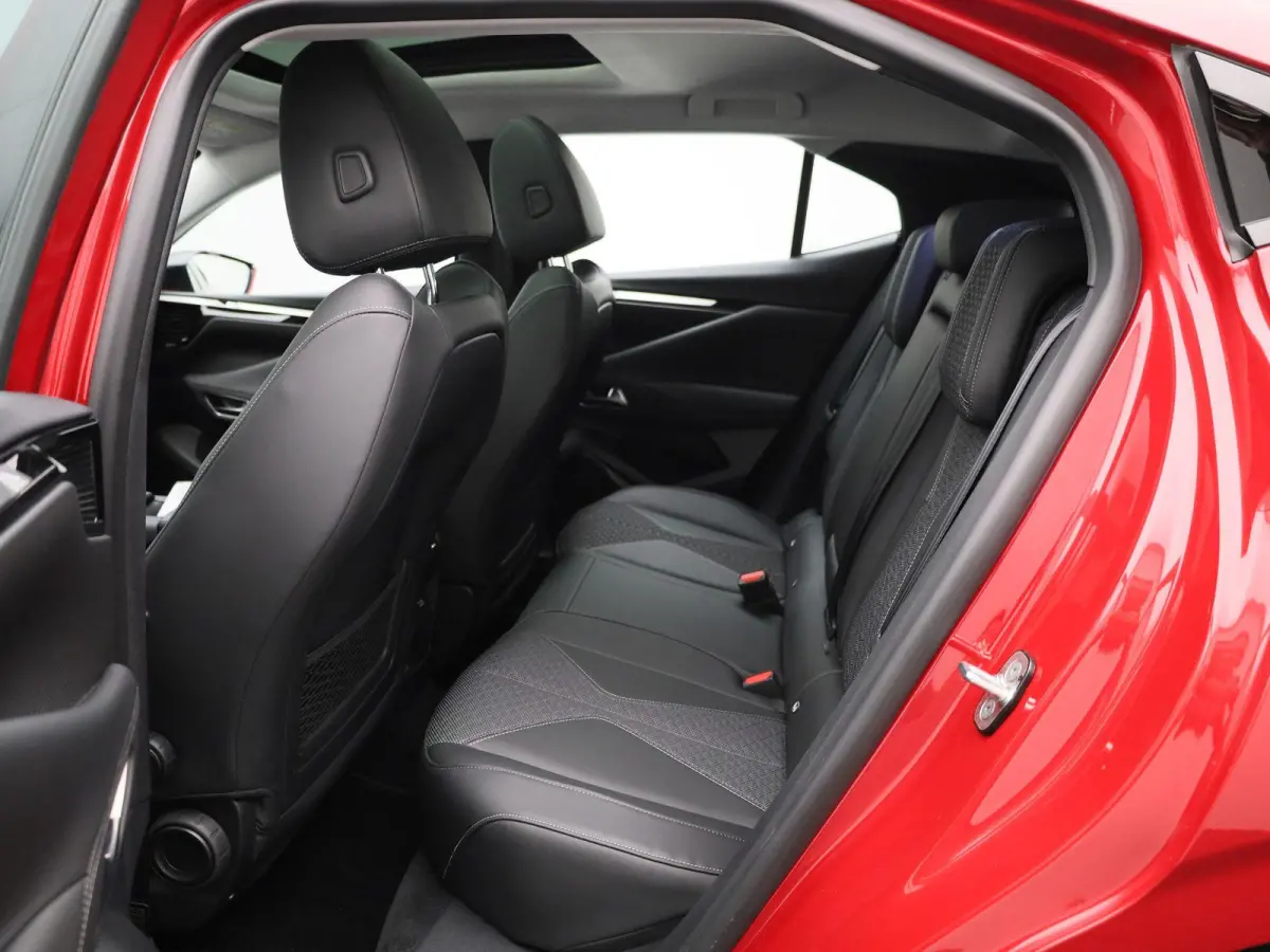 1.2 PureTech Trocadero | PANORAMADAK | NAVIGATIE | HALF LEDER | HEAD UP DISPLAY | ACHTERUITRIJCAMERA |