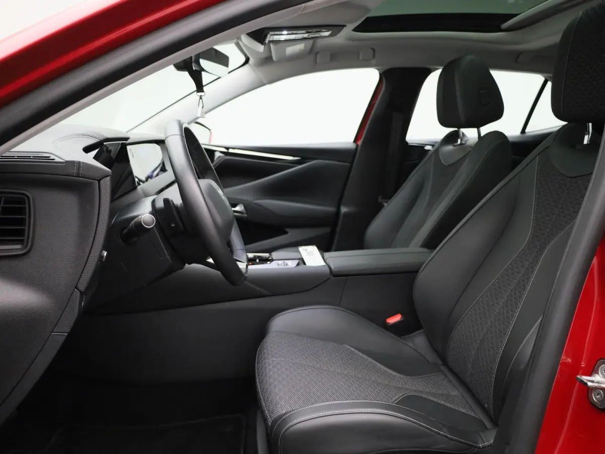 1.2 PureTech Trocadero | PANORAMADAK | NAVIGATIE | HALF LEDER | HEAD UP DISPLAY | ACHTERUITRIJCAMERA |