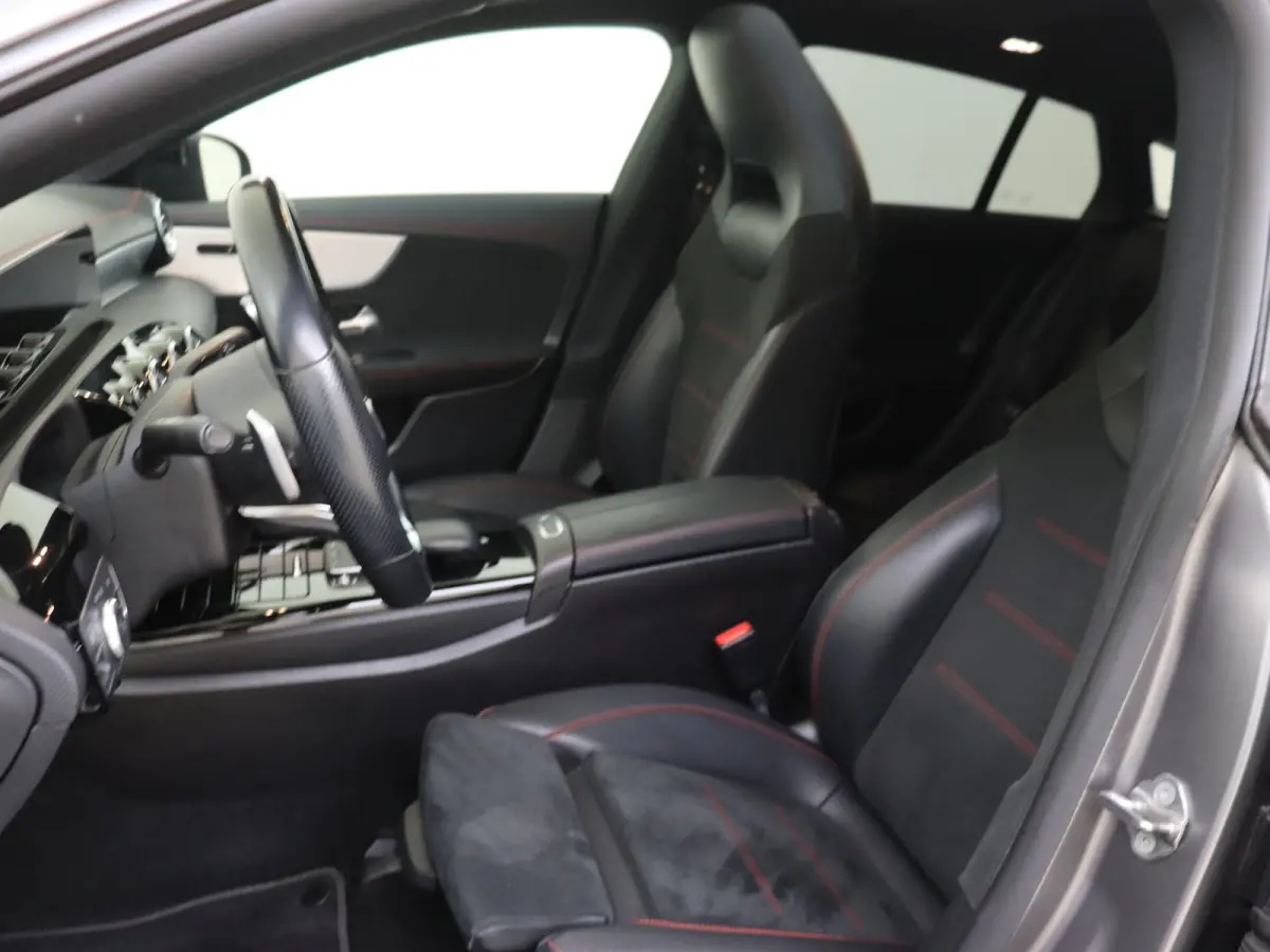 180 Business Solution AMG Panoramadak / Keyless / Nightpakket / Parkeercamera / Sfeerverlichting / MANUFAKTUR Berggrijs Matte (origineel)