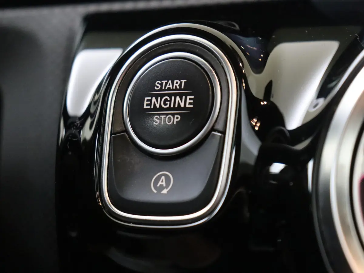 180 Business Solution AMG Panoramadak / Keyless / Nightpakket / Parkeercamera / Sfeerverlichting / MANUFAKTUR Berggrijs Matte (origineel)