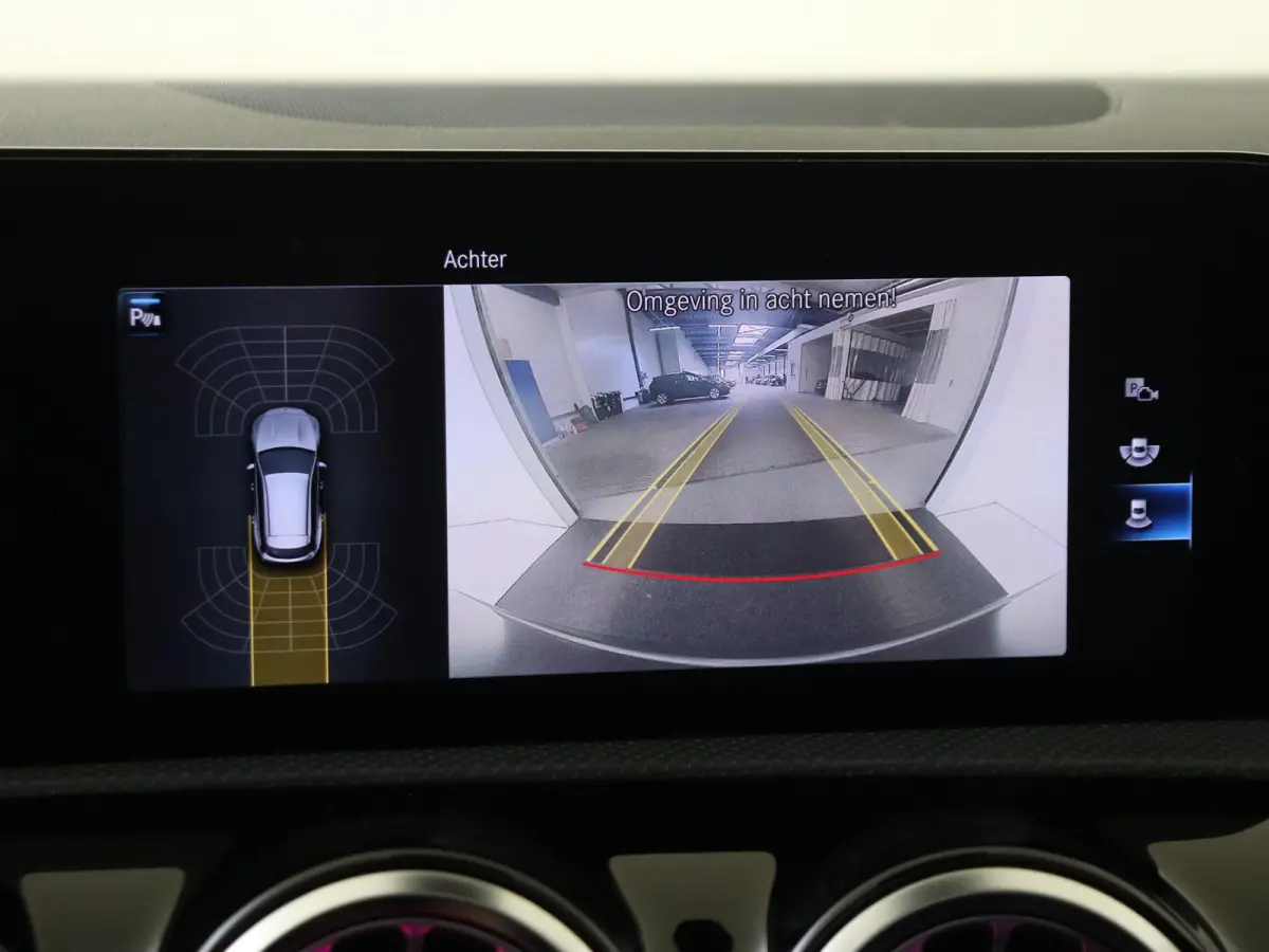 180 Business Solution AMG Panoramadak / Keyless / Nightpakket / Parkeercamera / Sfeerverlichting / MANUFAKTUR Berggrijs Matte (origineel)