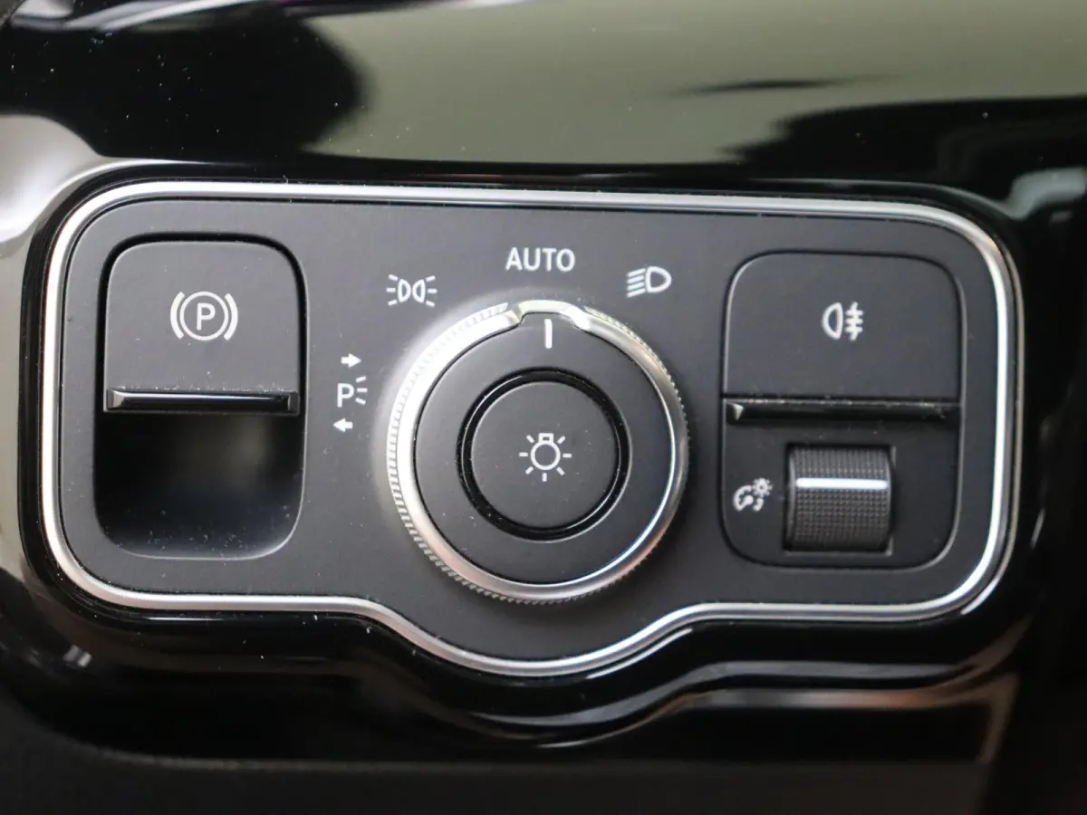 180 Business Solution AMG Panoramadak / Keyless / Nightpakket / Parkeercamera / Sfeerverlichting / MANUFAKTUR Berggrijs Matte (origineel)