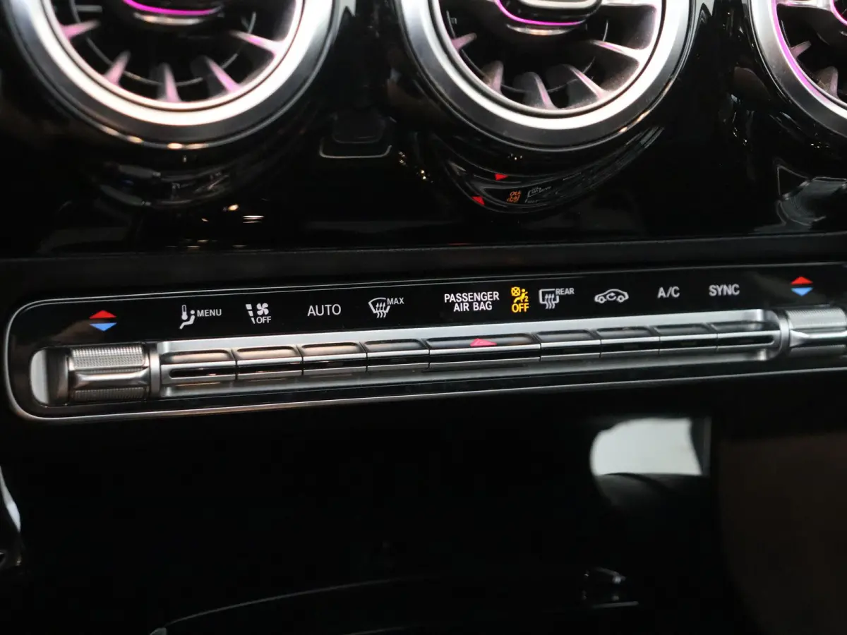 180 Business Solution AMG Panoramadak / Keyless / Nightpakket / Parkeercamera / Sfeerverlichting / MANUFAKTUR Berggrijs Matte (origineel)