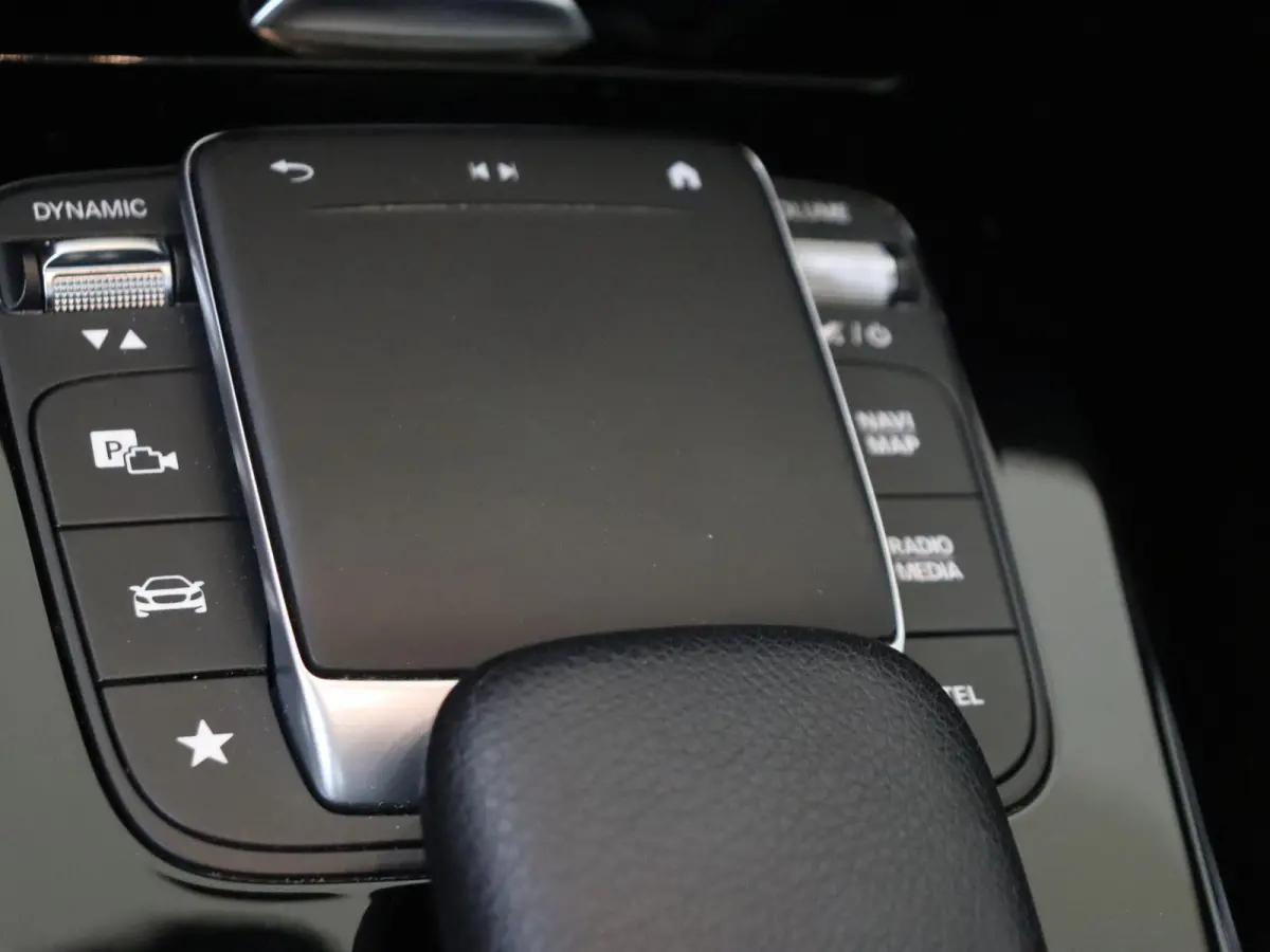 180 Business Solution AMG Panoramadak / Keyless / Nightpakket / Parkeercamera / Sfeerverlichting / MANUFAKTUR Berggrijs Matte (origineel)
