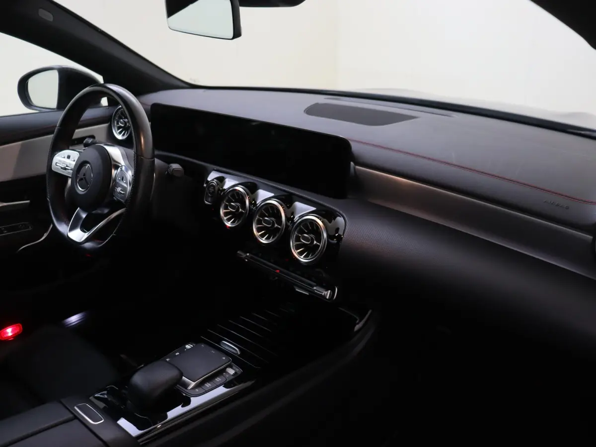 180 Business Solution AMG Panoramadak / Keyless / Nightpakket / Parkeercamera / Sfeerverlichting / MANUFAKTUR Berggrijs Matte (origineel)