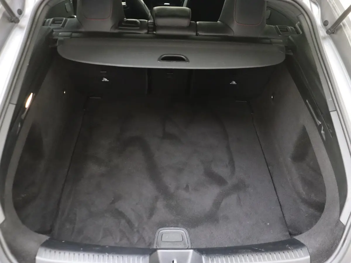 180 Business Solution AMG Panoramadak / Keyless / Nightpakket / Parkeercamera / Sfeerverlichting / MANUFAKTUR Berggrijs Matte (origineel)