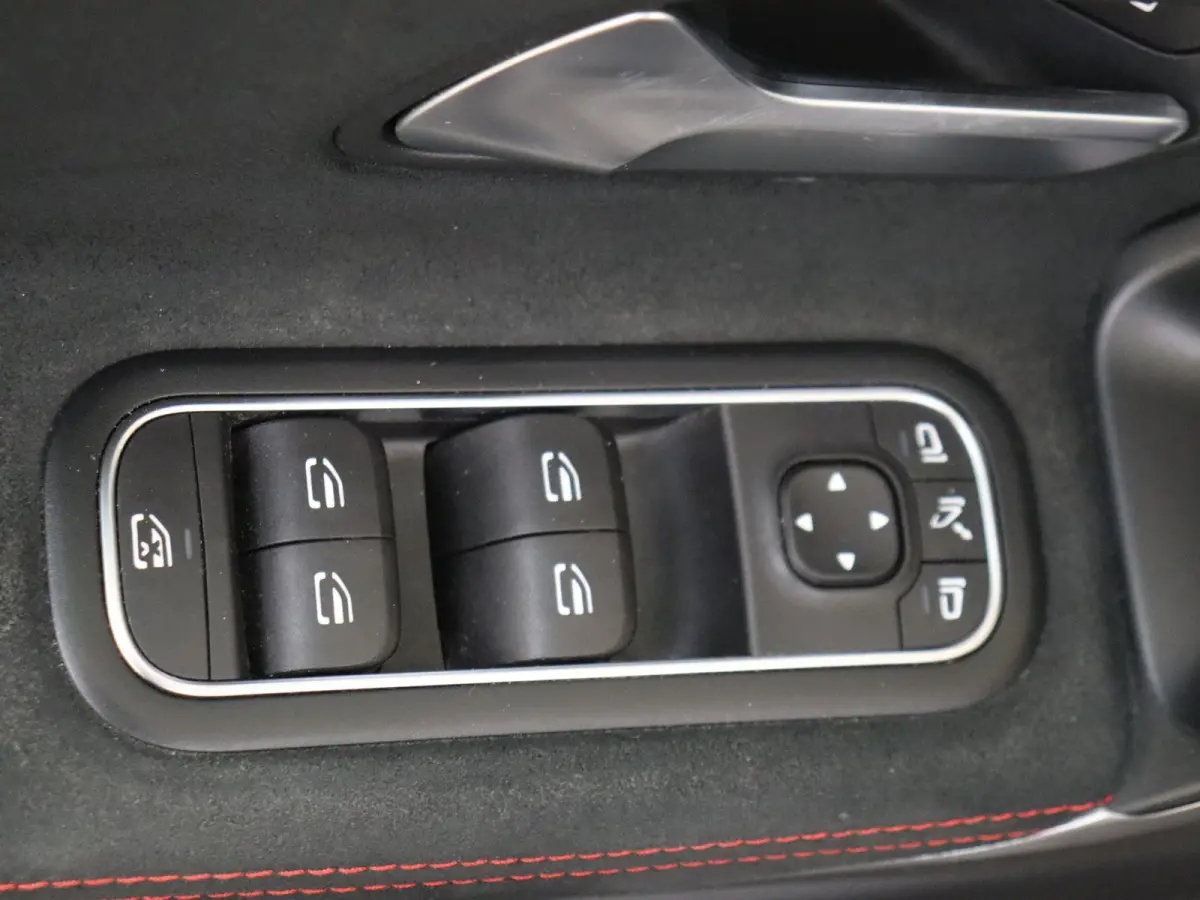 180 Business Solution AMG Panoramadak / Keyless / Nightpakket / Parkeercamera / Sfeerverlichting / MANUFAKTUR Berggrijs Matte (origineel)