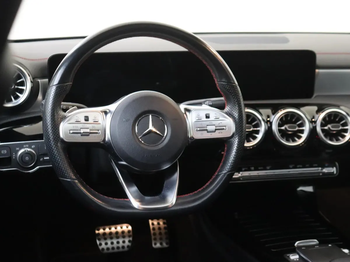 180 Business Solution AMG Panoramadak / Keyless / Nightpakket / Parkeercamera / Sfeerverlichting / MANUFAKTUR Berggrijs Matte (origineel)