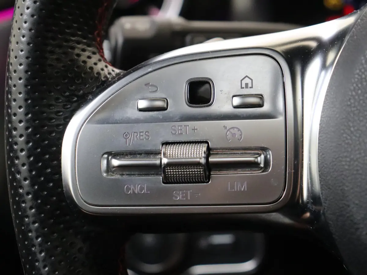 180 Business Solution AMG Panoramadak / Keyless / Nightpakket / Parkeercamera / Sfeerverlichting / MANUFAKTUR Berggrijs Matte (origineel)