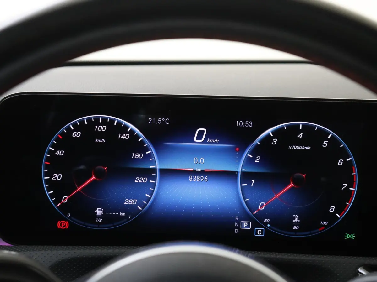 180 Business Solution AMG Panoramadak / Keyless / Nightpakket / Parkeercamera / Sfeerverlichting / MANUFAKTUR Berggrijs Matte (origineel)