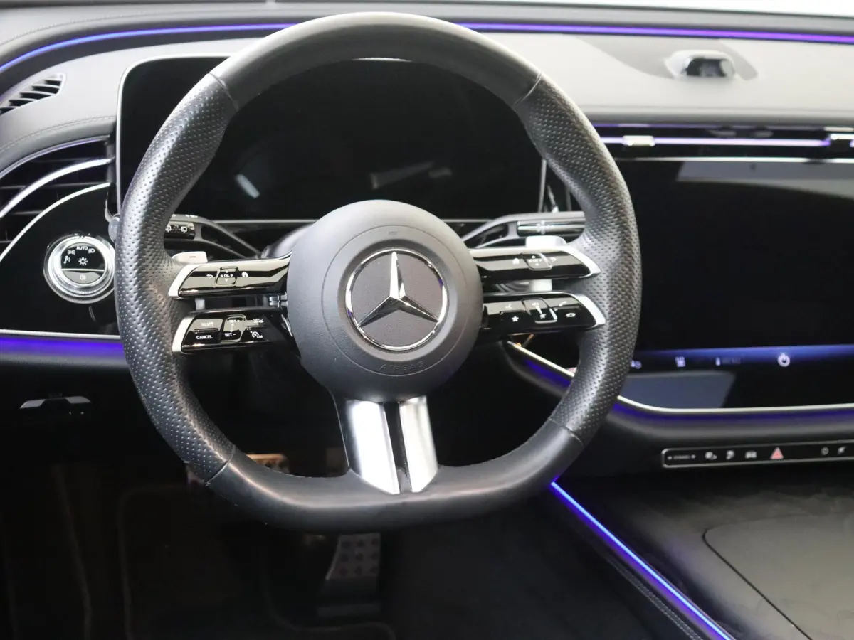 300 e AMG Line Premium/ Panoramadak/ AIRMATIC/ Night/ 20 inch/ SUPERSCREEN/ Burmester 4D/ El. Trekhaak