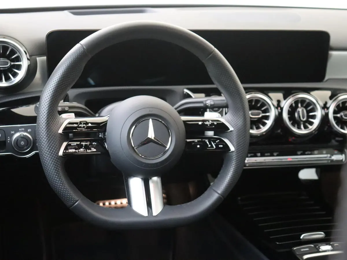 250 e Business Solution AMG Panoramadak / Memory Seats / 360 Camera / Keyless / 19'' velgen / Nightpakket / Sfeerverlichting / Alpine grey /