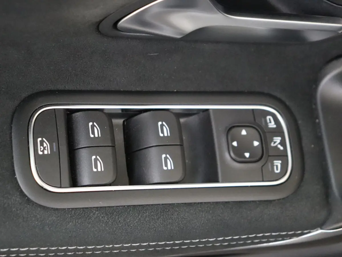 250 e Business Solution AMG Panoramadak / Memory Seats / 360 Camera / Keyless / 19'' velgen / Nightpakket / Sfeerverlichting / Alpine grey /