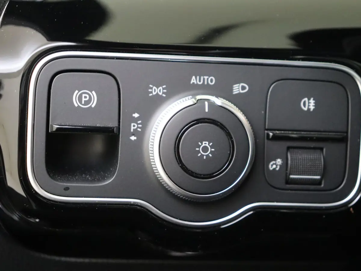 250 e Business Solution AMG Panoramadak / Memory Seats / 360 Camera / Keyless / 19'' velgen / Nightpakket / Sfeerverlichting / Alpine grey /