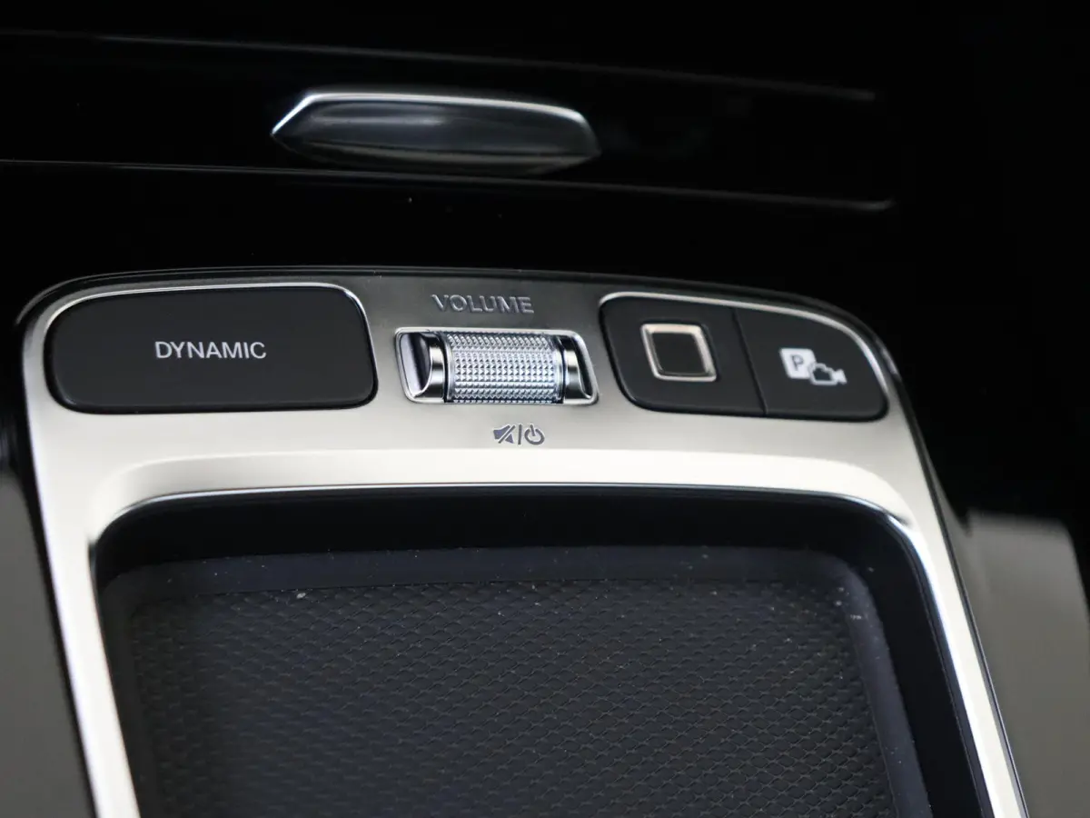 250 e Business Solution AMG Panoramadak / Memory Seats / 360 Camera / Keyless / 19'' velgen / Nightpakket / Sfeerverlichting / Alpine grey /