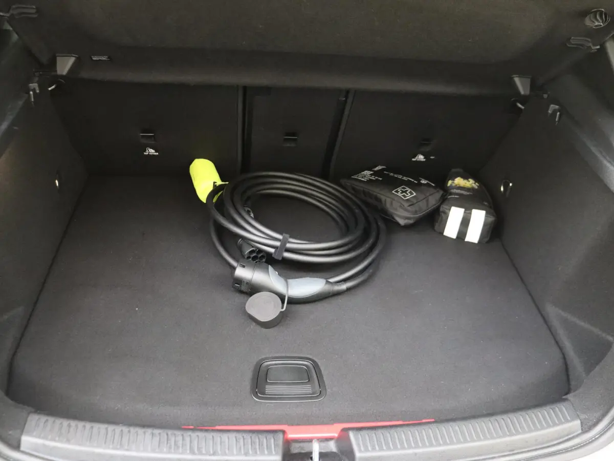 250 e Business Solution AMG Panoramadak / Memory Seats / 360 Camera / Keyless / 19'' velgen / Nightpakket / Sfeerverlichting / Alpine grey /