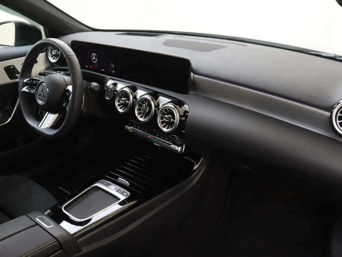250 e Business Solution AMG Panoramadak / Memory Seats / 360 Camera / Keyless / 19'' velgen / Nightpakket / Sfeerverlichting / Alpine grey /