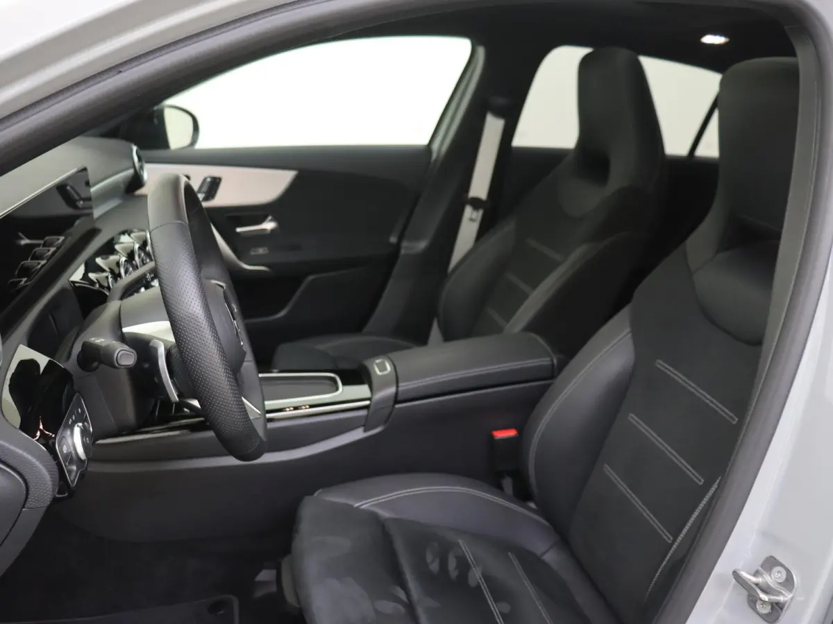 250 e Business Solution AMG Panoramadak / Memory Seats / 360 Camera / Keyless / 19'' velgen / Nightpakket / Sfeerverlichting / Alpine grey /